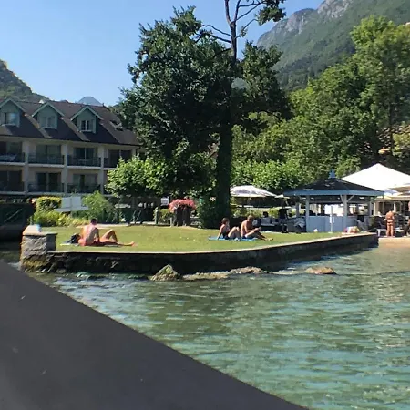 En Rez De Jardin Au Bord Du D'annecy *